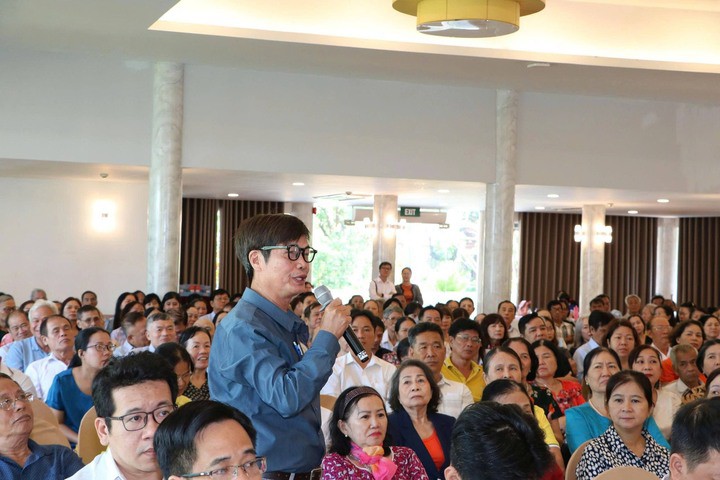 Cử tri đặt câu hỏi cho ứng cử viên.