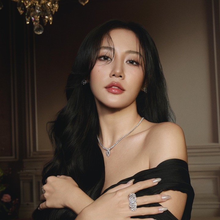 Trái ngược với hình ảnh trên phim, ngoài đời Văn Mai Hương theo đuổi phong cách trưởng thành, quyến rũ nhưng vẫn giữ nét thanh lịch. Nữ ca sĩ thường xuất hiện với hình ảnh một quý cô gợi cảm trong những thiết kế thời thượng, kết hợp phụ kiện tinh tế.