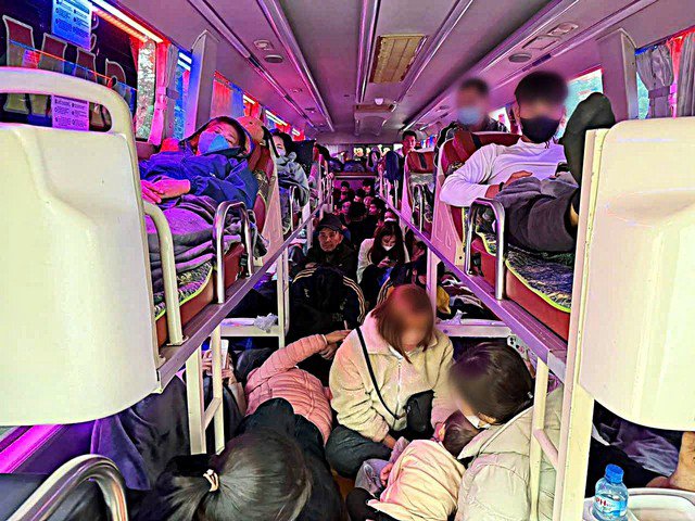 Ảnh ghi nhận bên trong xe khách chở quá 200% số người theo quy định, nhiều hành khách phải ngồi chen chúc dưới lối đi, ngồi sát nhau trên sàn xe, gần như không còn khoảng trống di chuyển.