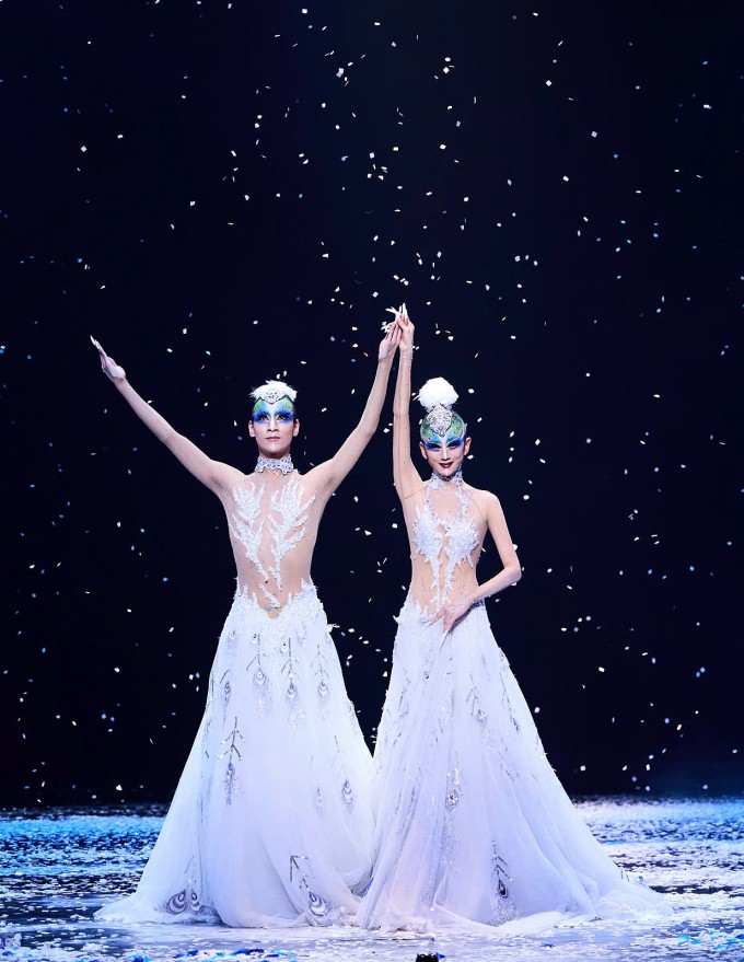 Dương Lệ Bình (phải) và Dương Hàm (vai khổng tước trống). Ảnh: Ban tổ chức cung cấp