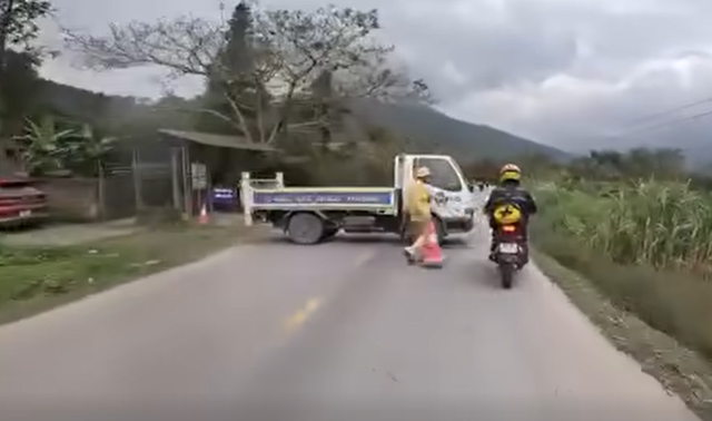 Hình ảnh xe công vụ đang lùi vào vị trí. Ảnh cắt từ clip