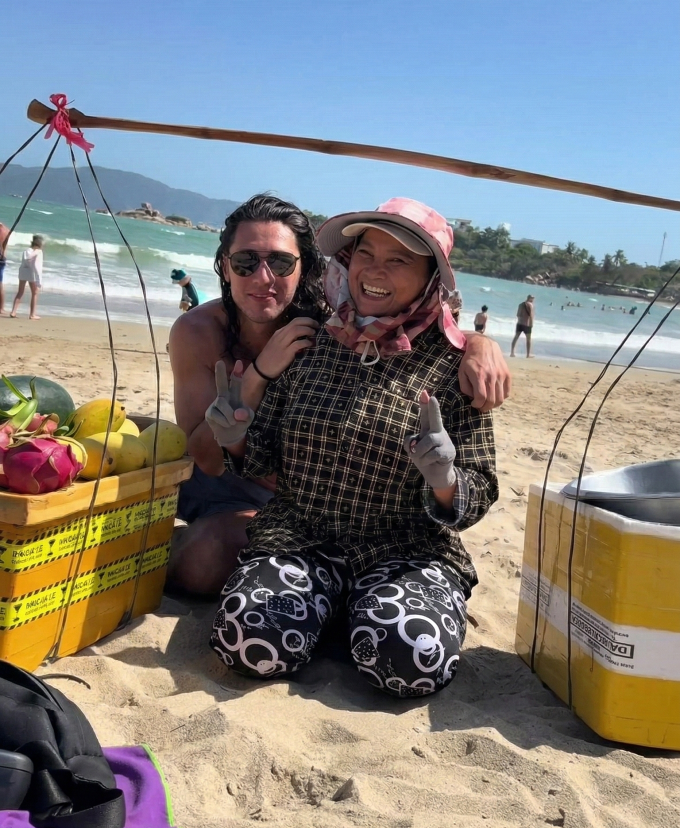 Louis và bà Mai chụp ảnh trên bãi biển Nha Trang. Ảnh: local_lou