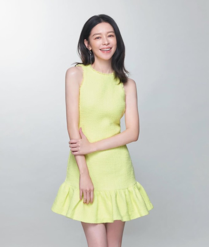 Việc duy trì ăn uống lành mạnh, vận động đều đặn và lắng nghe cơ thể đã giúp cô giữ vóc dáng thon gọn, đồng thời duy trì sức khỏe và năng lượng cho công việc dù đã bước sang tuổi 51. Ảnh: Instagram vivianhsu.ironv