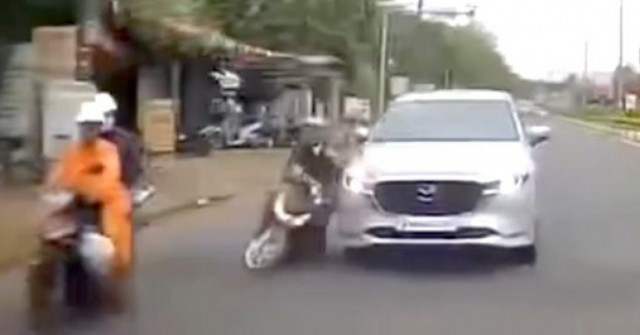 CLIP: Bức xúc với tài xế xe con gây tai nạn rồi bỏ chạy