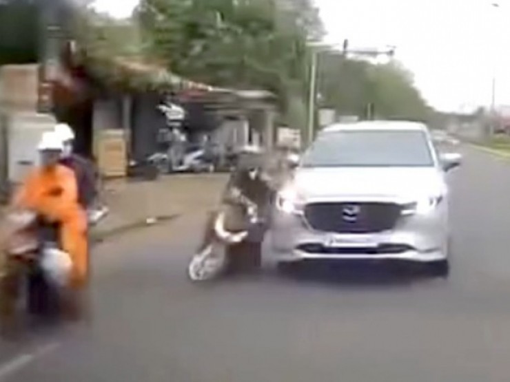 CLIP: Bức xúc với tài xế xe con gây tai nạn rồi bỏ chạy