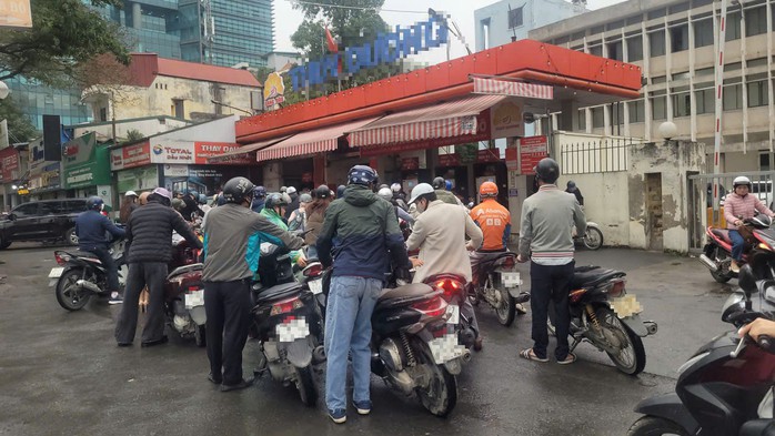 Người dân xếp hàng chờ đổ xăng sáng ngày 9-3 tại cửa hàng xăng dầu trên đường Hoàng Quốc Việt, Hà Nội