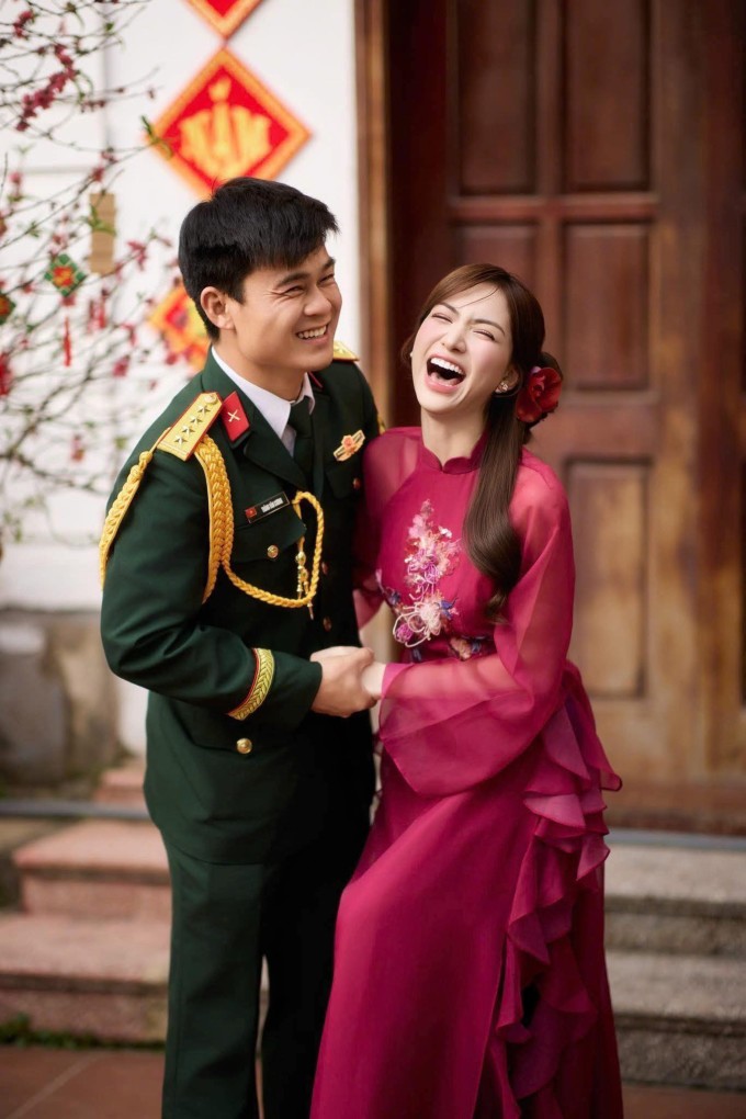Hòa Minzy và chồng chưa cưới, đại úy Văn Cương, dịp Tết Bính Ngọ.