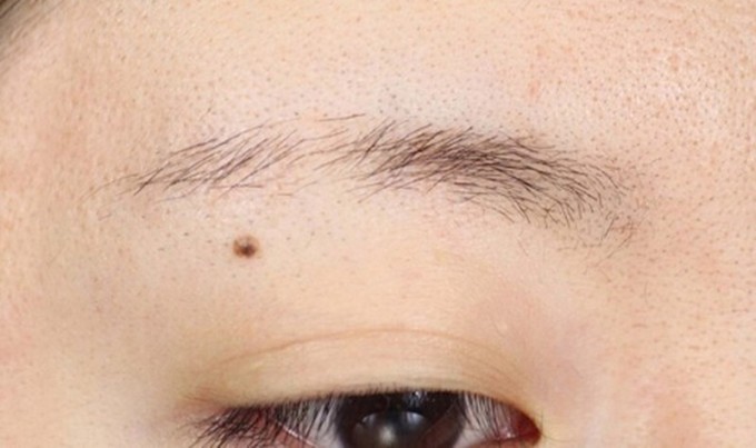 Lông mày thưa thớt hoặc quá mảnh có thể tạo cảm giác kém sức sống, nhợt nhạt cho tổng thể gương mặt.
