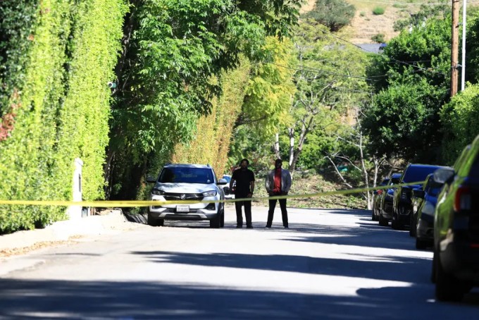 Bên ngoài biệt thự của Rihanna. Ảnh: Backgrid