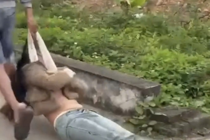 Cô gái bị Bàn Văn Huấn kéo lê trên đường. Ảnh: Chụp màn hình