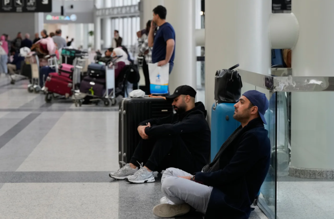 Hành khách có chuyến bay bị hủy chờ tại nhà ga khởi hành của Sân bay Quốc tế Rafik Hariri ở Beirut, Lebanon, ngày 28/2. Ảnh AP