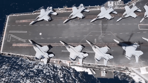 Trong bối cảnh căng thẳng quân sự giữa Mỹ và Iran leo thang, giới phân tích quốc phòng đặc biệt chú ý tới kịch bản Mỹ triển khai cùng lúc 3 nhóm tác chiến tàu sân bay tại khu vực Trung Đông.