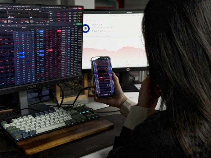 Nhà đầu theo dõi bảng điện tử trong phiên chứng khoán giảm hơn 100 điểm, ngày 9/3/2026. Ảnh: Anh Tú