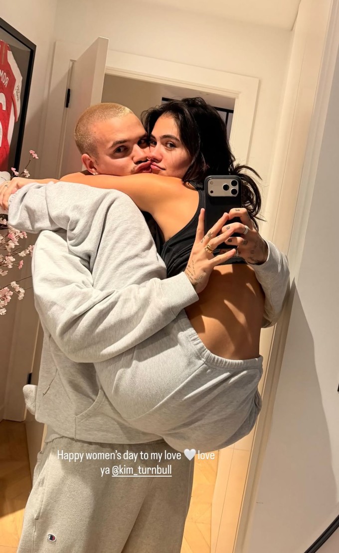 Romeo Beckham tình cảm bên bạn gái trong ngày 8/3.