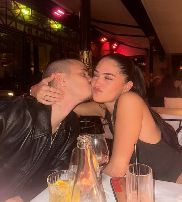 Kim Turnbull - bạn gái hiện tại của Romeo Beckham - từng bị đồn là người yêu thời trung học của Brooklyn Beckham.