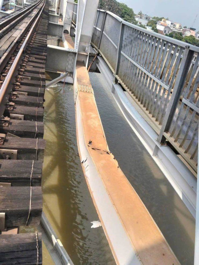 Các thanh, dầm trên cầu Ghềnh bị cong sau khi bị sà lan tông