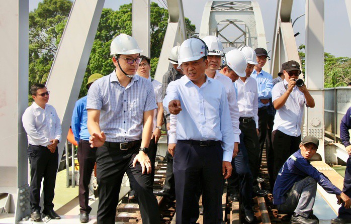 Thứ trưởng Bộ Xây dựng Nguyễn Danh Huy (ở giữa) kiểm tra vị trí xảy ra sự cố sà lan tông cầu Ghềnh