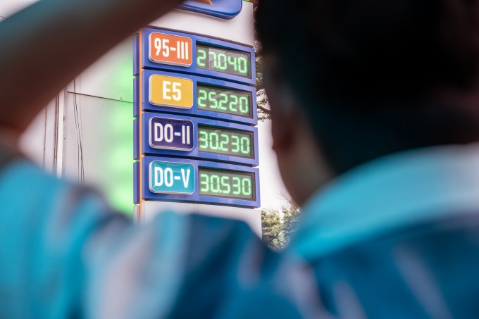 Bảng giá xăng dầu được niêm yết tại một cửa hàng ở Hà Nội, ngày 7/3. Ảnh: Giang Huy