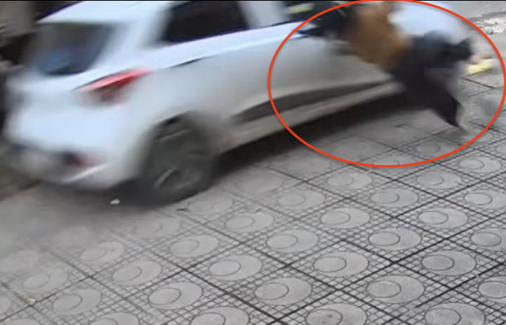 Cô gái bị ô tô lao tới hất văng khi đang đứng trên vỉa hè.