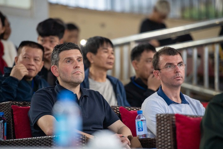 HLV Gerard Albadalejo có mặt trên sân Thanh Hóa.