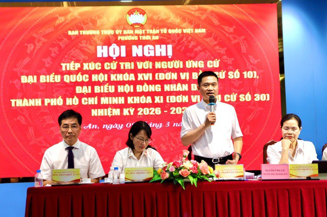 Ông Phạm Văn Thanh - Bí thư Đảng ủy Tập đoàn Xăng dầu Việt Nam trao đổi với các cử tri về bình ổn giá xăng dầu.