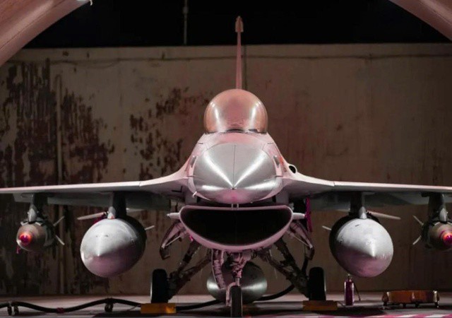 Hai quả bom JDAM nằm dưới cánh của một chiếc F-16 Barak trong hầm trú ẩn. (Nguồn: IAF)