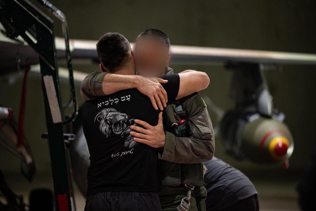 Bom JDAM trên tiêm kích F-16 Israel với dải màu đỏ lạ. (Nguồn: IAF)