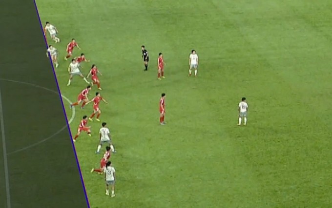Tình huống Zhang Chengxue (trên cùng) được xác định không việt vị trước khi kiến tạo cho Wang Shuang ghi bàn ấn định tỷ số 2-1 cho Trung Quốc. Ảnh: chụp màn hình