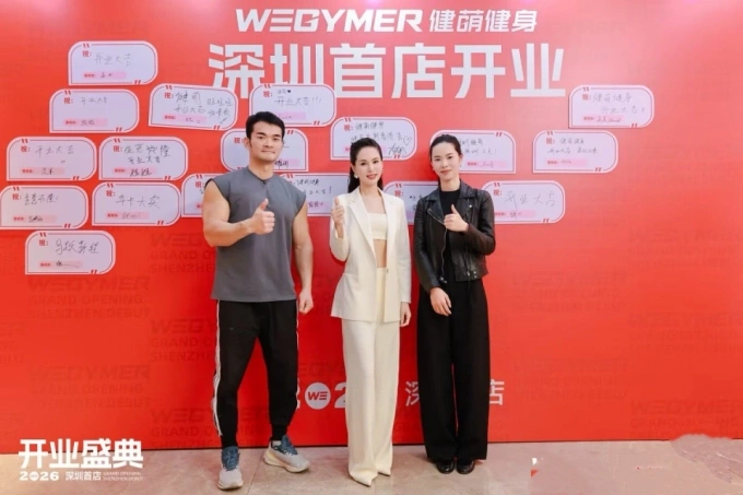 Giữa dàn PT và khách mời, Lý Nhược Đồng nổi bật với thần thái rạng rỡ. Cô cho biết bắt đầu tập thể dục từ năm 34 tuổi: 'Tập thể dục giúp duy trì sức khỏe tốt và không bao giờ là quá muộn để bắt đầu. Bạn đừng quên, sản phẩm chăm sóc da tốt nhất chính là mồ hôi'.