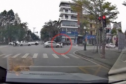 Clip: Sang đường như chỗ không người, thanh niên xe máy bị ô tô đâm ngã lộn vòng