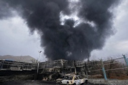 Giá dầu bứt tốc khỏi mốc 100 USD/thùng, ông Donald Trump nói "cái giá nhỏ phải trả"