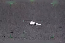 Iran tấn công căn cứ quân sự Mỹ, UAE tung clip đánh chặn UAV cảm tử