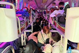 Cảnh 'ngột thở' bên trong xe khách chở quá 200% số người theo quy định
