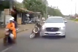 CLIP: Bức xúc với tài xế xe con gây tai nạn rồi bỏ chạy