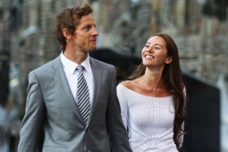 Sao tốc độ vô địch đua xe, "thân mật" với người mẫu nội y ngay tại văn phòng