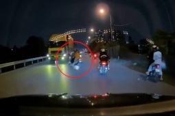 Clip: Cả gia đình thoát nạn trong gang tấc khi lao xe máy vào đầu ô tô tải