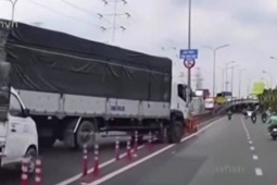 Tài xế điều khiển xe tải "nghiến qua hàng dài cọc tiêu để phá làn” đã bị CSGT TPHCM xử lý