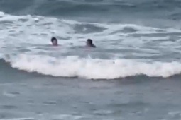 Clip: Lao xuống biển động cứu du khách bị chuột rút ở Cửa Lò