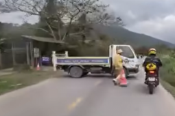 Cục CSGT lên tiếng trước thông tin 'dùng ô tô công vụ chắn ngang đường để dừng xe vi phạm'