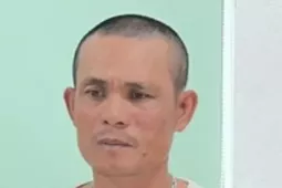 Thấy mẹ chảy máu khi can ngăn đánh ghen, con trai đánh người đàn ông dập lá lách