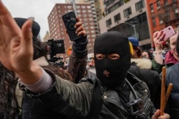 Ném thiết bị nổ tự chế tại cuộc biểu tình trước nhà Thị trưởng New York