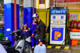 Hà Nội yêu cầu xử lý tình trạng găm hàng, bán xăng dầu bằng chai, lọ trái phép