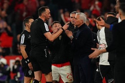 Hỗn loạn derby Bồ Đào Nha: Đội Mourinho cứu mạch bất bại, "Người đặc biệt" vẫn bị thẻ đỏ