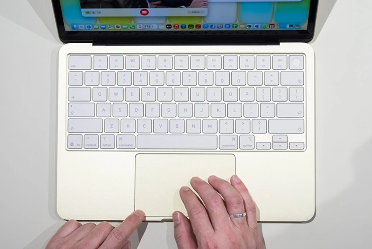 Màn hình cảm ứng sẽ giúp xử lý tác vụ tốt hơn trong MacBook Neo 2.