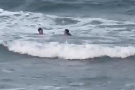 Clip: Lao xuống biển động cứu du khách bị chuột rút ở Cửa Lò