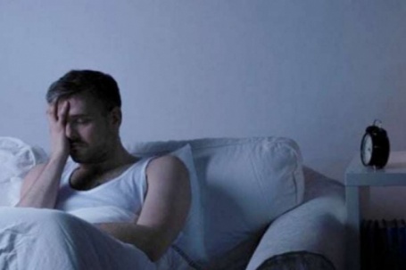 Vung tay đánh vợ lúc ngủ mơ bị truy đuổi, người đàn ông được đưa đi khám sức khoẻ tâm thần