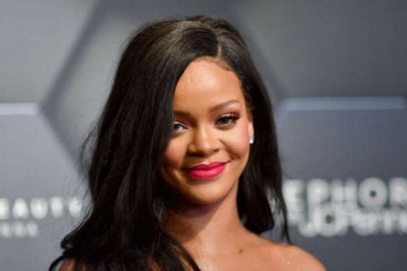 Một phụ nữ khoảng 30 tuổi nghi nã 10 phát đạn vào nhà Rihanna