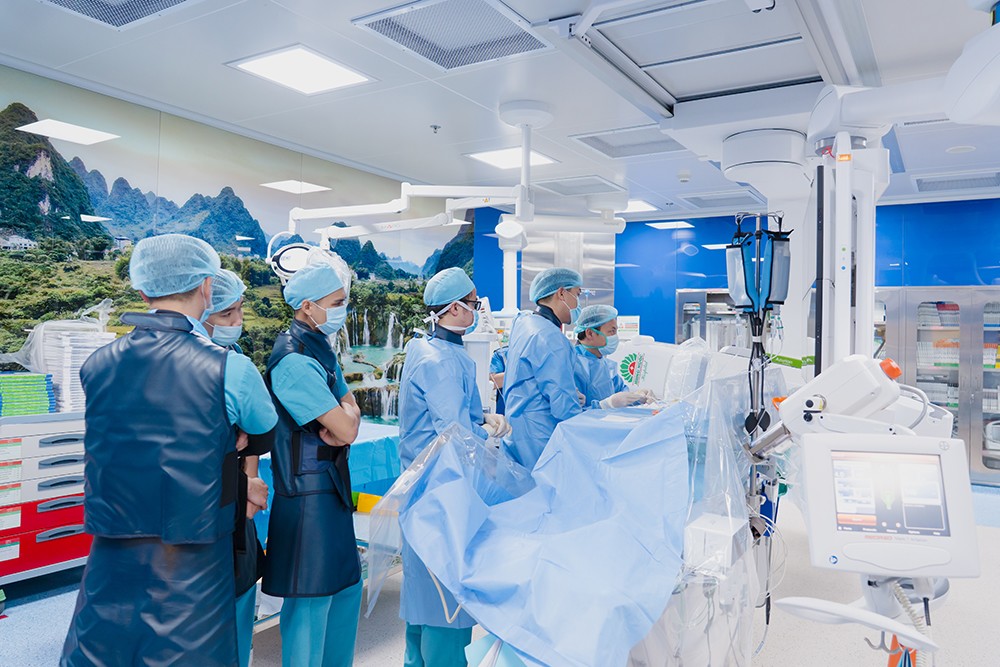 Người bệnh đang được can thiệp nút túi phình mạch não