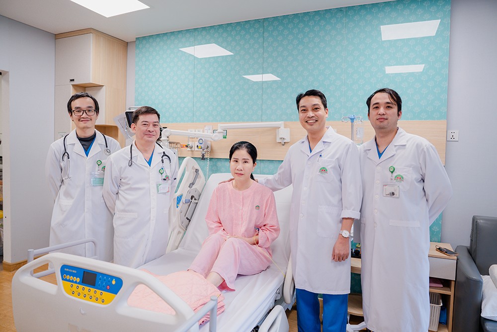 Người bệnh chụp ảnh với ekip bác sĩ&nbsp;BVĐK Hồng Ngọc - Phúc Trường Minh