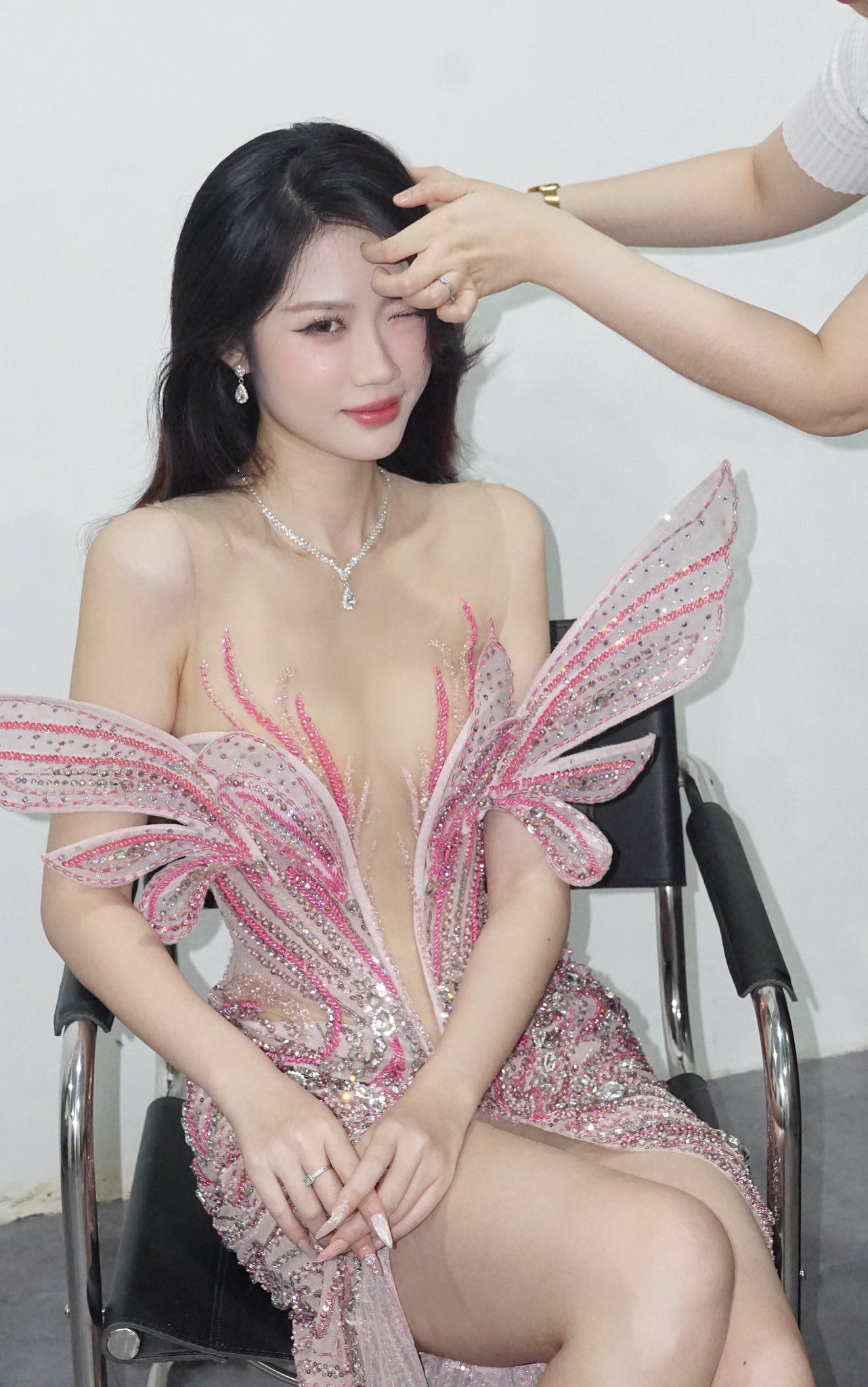 Nữ sinh gốc Hà Thành từng bỏ lỡ Hoa hậu Việt Nam, đang gây chú ý Miss World Vietnam 2025 là ai? - 7